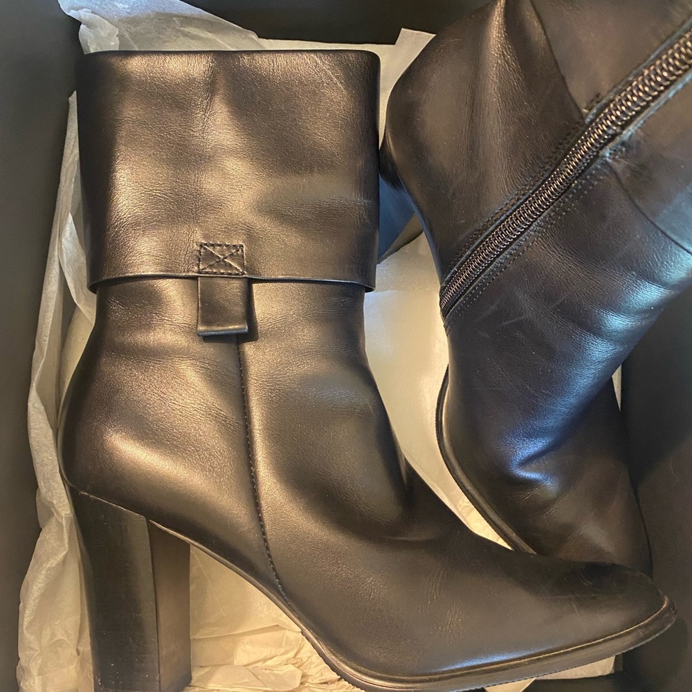 TAHARI Jessica Black Heeled Leather Boots